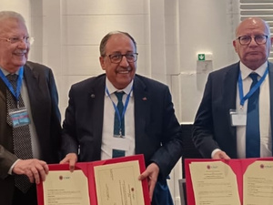 توقيع مجموعة من الاتفاقيات  في حفل تكريم روح المرحوم البروفيسور محمد الدخيسي توقيع مجموعة من الاتفاقيات  في حفل تكريم روح المرحوم البروفيسور محمد الدخيسي