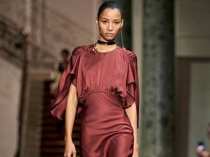 فساتين الحرير الطويلة: إطلالة مثالية لأناقة شتاء 2025 فساتين الحرير الطويلة: إطلالة مثالية لأناقة شتاء 2025