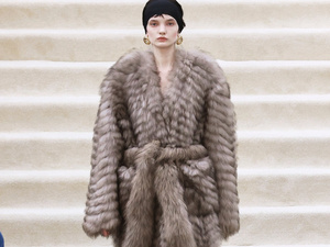 كيف تختارين ملابس الفرو المناسبة لإطلالة شتوية أنيقة ومميزة؟ كيف تختارين ملابس الفرو المناسبة لإطلالة شتوية أنيقة ومميزة؟