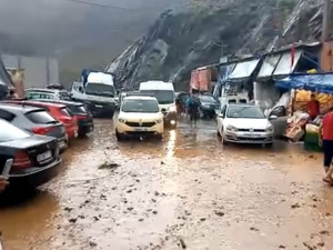 السيول توقف حركة المرور على الطريق الوطنية رقم 9 بين مراكش وورزازات السيول توقف حركة المرور على الطريق الوطنية رقم 9 بين مراكش وورزازات