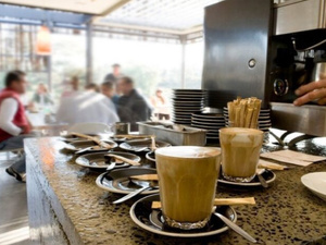 أرباب المقاهي والمطاعم يواصلون تصعيد احتجاجاتهم ضد قرارات الضمان الاجتماعي أرباب المقاهي والمطاعم يواصلون تصعيد احتجاجاتهم ضد قرارات الضمان الاجتماعي