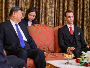 صاحب السمو الملكي ولي العهد الأمير مولاي الحسن يستقبل الرئيس الصيني شي جين بينغ بالدار البيضاء صاحب السمو الملكي ولي العهد الأمير مولاي الحسن يستقبل الرئيس الصيني شي جين بينغ بالدار البيضاء