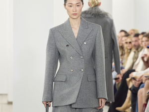 عاشقات الموضة يجتمعن في حب "الإطلالات الكلاسيكية" عاشقات الموضة يجتمعن في حب "الإطلالات الكلاسيكية"