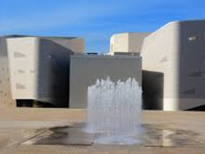 المسرح الكبير بالدار البيضاء: معلم ثقافي معلق بين الإبداع والتعثر المسرح الكبير بالدار البيضاء: معلم ثقافي معلق بين الإبداع والتعثر