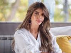 من على البساط الأحمر.. كريمة غيث ترد على منتقدي لباسها من على البساط الأحمر.. كريمة غيث ترد على منتقدي لباسها