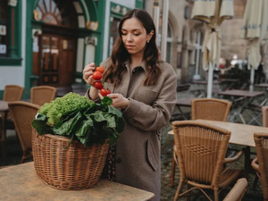 فوائد الخضار الورقية الخضراء للنساء فوائد الخضار الورقية الخضراء للنساء