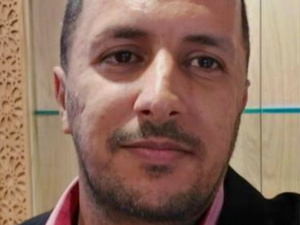 أستاذ وعاملة فراولة ! أستاذ وعاملة فراولة !