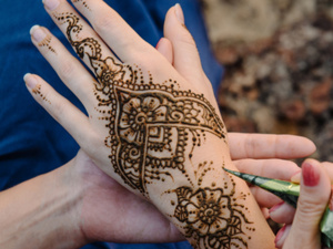 اليونسكو تُدرج الحناء ضمن قائمة التراث الثقافي غير المادي اليونسكو تُدرج الحناء ضمن قائمة التراث الثقافي غير المادي