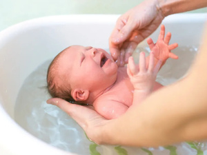 بين الخرافة والحقيقة: استحمام الطفل في فصل الشتاء بين الخرافة والحقيقة: استحمام الطفل في فصل الشتاء