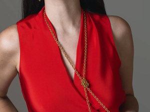 مواكبة موضة السلاسل الطويلة: تصاميم مجوهرات راقية من أشهر الدور العالمية مواكبة موضة السلاسل الطويلة: تصاميم مجوهرات راقية من أشهر الدور العالمية