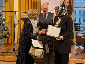 نزهة الوفي تتوج بجائزة "السفيرة العالمية للسلام" تقديرًا لجهودها في دعم التعايش نزهة الوفي تتوج بجائزة "السفيرة العالمية للسلام" تقديرًا لجهودها في دعم التعايش