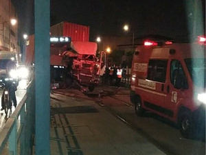 حادثة مروعة في الدار البيضاء : شاحنة تصطدم بمحطة ترامواي ابن تاشفين حادثة مروعة في الدار البيضاء : شاحنة تصطدم بمحطة ترامواي ابن تاشفين