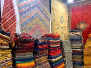 السجاد الأمازيغي: لوحة تراثية مغربية في مواجهة التحديات الأجنبية السجاد الأمازيغي: لوحة تراثية مغربية في مواجهة التحديات الأجنبية