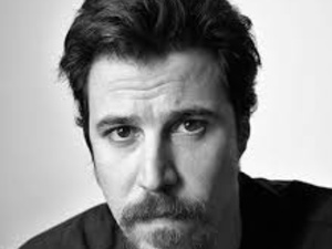 عدنان بركة يتوج بالجائزة الكبرى لمهرجان خريبكة عن فيلمه «شظايا السماء» عدنان بركة يتوج بالجائزة الكبرى لمهرجان خريبكة عن فيلمه «شظايا السماء»