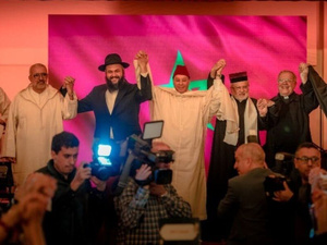 مبادرة "مغاربة بصيغة الجمع" تروج للعيش المشترك بين المسلمين والمسيحيين واليهود مبادرة "مغاربة بصيغة الجمع" تروج للعيش المشترك بين المسلمين والمسيحيين واليهود