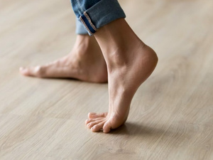 هل المشي حافي القدمين أفضل لصحة الجسم؟ هل المشي حافي القدمين أفضل لصحة الجسم؟