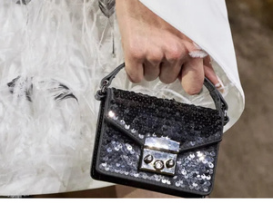 حقائب الترتر: الأكسسوار الأبرز لموسم الاحتفالات 2024-2025 حقائب الترتر: الأكسسوار الأبرز لموسم الاحتفالات 2024-2025