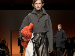 التنورة الجلد: علامة فارقة في خزانة المرأة العصرية لموسم شتاء 2025 التنورة الجلد: علامة فارقة في خزانة المرأة العصرية لموسم شتاء 2025