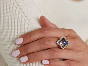 خواتم ذهب مشرقة: أناقة دافئة لإطلالة شتوية براقة خواتم ذهب مشرقة: أناقة دافئة لإطلالة شتوية براقة