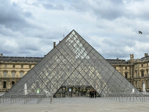 متحف اللوفر يحتضن عالم الموضة في معرض استثنائي للأزياء الراقية متحف اللوفر يحتضن عالم الموضة في معرض استثنائي للأزياء الراقية