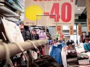 المغاربة يخصصون 500 درهم شهريًا للملابس: موسم التخفيضات يعيد التوازن للمستهلكين المغاربة يخصصون 500 درهم شهريًا للملابس: موسم التخفيضات يعيد التوازن للمستهلكين