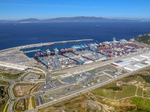 طنجة المتوسط يتخطى حاجز 10 ملايين حاوية في 2024 طنجة المتوسط يتخطى حاجز 10 ملايين حاوية في 2024