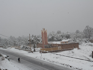 انهيار جبلي يقطع الطريق بين الجبهة والحسيمة بالكامل انهيار جبلي يقطع الطريق بين الجبهة والحسيمة بالكامل