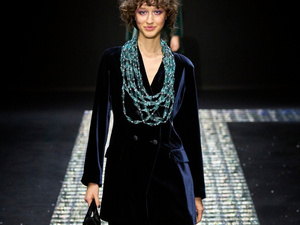 البليزر المخملي يفرض حضوره في موضة شتاء 2025 البليزر المخملي يفرض حضوره في موضة شتاء 2025