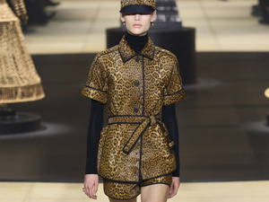 نقشة النمر: عودة قوية في شتاء 2025 بين الأناقة والجرأة نقشة النمر: عودة قوية في شتاء 2025 بين الأناقة والجرأة