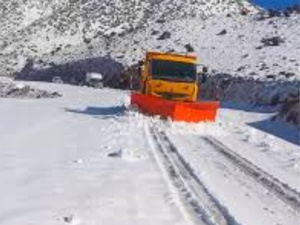 فتح محاور طرقية بأزيلال بعد انقطاعها بسبب التساقطات الثلجية فتح محاور طرقية بأزيلال بعد انقطاعها بسبب التساقطات الثلجية