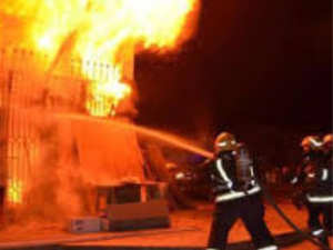 حريق مهول يلتهم ورشة نجارة بمراكش ويتسبب في خسائر مادية جسيمة حريق مهول يلتهم ورشة نجارة بمراكش ويتسبب في خسائر مادية جسيمة