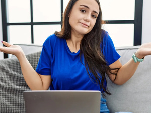 وداعًا للسراويل الواسعة، هذه القطعة العصرية التي تثير الجدل هي الأكثر رواجًا في 2025 وداعًا للسراويل الواسعة، هذه القطعة العصرية التي تثير الجدل هي الأكثر رواجًا في 2025