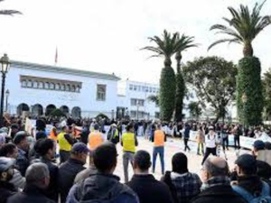 أساتذة باحثون يصعدون احتجاجهم ضد وزارة التعليم العالي أساتذة باحثون يصعدون احتجاجهم ضد وزارة التعليم العالي