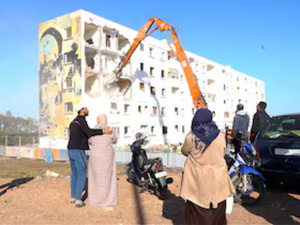 هدم واحدة من أقدم عمارات الدار البيضاء وسط مشاعر الحزن والدموع هدم واحدة من أقدم عمارات الدار البيضاء وسط مشاعر الحزن والدموع