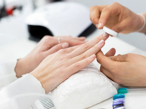 صيحة "الأظافر المقلوبة": ثورة جديدة في عالم التجميل صيحة "الأظافر المقلوبة": ثورة جديدة في عالم التجميل