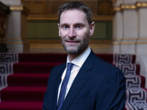 بريطانيا تعيّن ألكسندر جايلز بينفييلد سفيرًا جديدًا لدى المغرب بريطانيا تعيّن ألكسندر جايلز بينفييلد سفيرًا جديدًا لدى المغرب