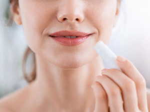 أفضل بلسم للشفاه في العالم: الحل المثالي للشفاه الجافة والمتشققة أفضل بلسم للشفاه في العالم: الحل المثالي للشفاه الجافة والمتشققة