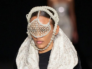 أغرب الأكسسوارات لعام 2025: من منصات العروض إلى خزانتك أغرب الأكسسوارات لعام 2025: من منصات العروض إلى خزانتك