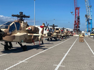 المغرب يتسلم أول دفعة من مروحيات «أباتشي AH-64E» لتعزيز قدراته الدفاعية المغرب يتسلم أول دفعة من مروحيات «أباتشي AH-64E» لتعزيز قدراته الدفاعية