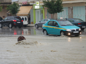 سيول تجتاح شوارع طنجة.. ومخاوف حول جاهزية المدينة للفعاليات الكبرى