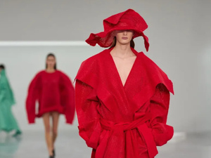 6 أقمشة جديدة في أسبوع باريس للموضة: إبداع وتميز في عالم الأزياء 6 أقمشة جديدة في أسبوع باريس للموضة: إبداع وتميز في عالم الأزياء