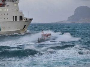 اضطرابات جوية تعرقل حركة الملاحة بين المغرب وإسبانيا عبر مضيق جبل طارق اضطرابات جوية تعرقل حركة الملاحة بين المغرب وإسبانيا عبر مضيق جبل طارق