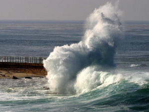أمواج عاتية ورياح قوية تضرب السواحل الشمالية للمغرب ابتداء من الاثنين