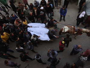 إسرائيل تستأنف غاراتها على غزة وسط سقوط مئات الضحايا إسرائيل تستأنف غاراتها على غزة وسط سقوط مئات الضحايا