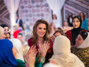 الملكة رانيا تتألق بإطلالة راقية من تصميم لبناني خلال حفل إفطار في عمان