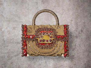 الحقائب المطرزة يدويًا.. لمسة فاخرة تضيء إطلالات رمضان 2025 الحقائب المطرزة يدويًا.. لمسة فاخرة تضيء إطلالات رمضان 2025