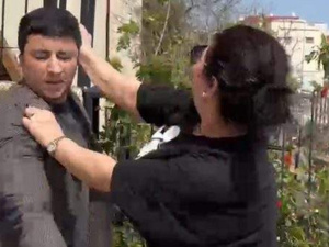 شابة تعتدي على قايد بمدينة تمارة في نهار رمضان وتثير جدلاً واسعًا شابة تعتدي على قايد بمدينة تمارة في نهار رمضان وتثير جدلاً واسعًا