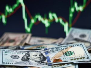 الدولار يتراجع بشكل حاد و القلق من الركود الاقتصادي الدولار يتراجع بشكل حاد و القلق من الركود الاقتصادي