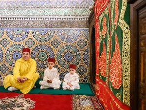 احتفالا بحفل ختان الأميرين : الأمير مولاي رشيد يزور ضريح المولى إدريس الأزهر