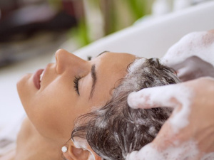 فوائد وأضرار غسل الشعر يومياً: كيفية الحفاظ على صحة الشعر فوائد وأضرار غسل الشعر يومياً: كيفية الحفاظ على صحة الشعر